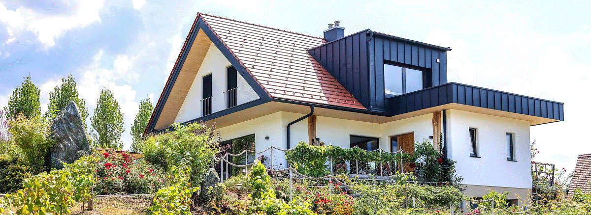 Holzhaus mit Schwimmteich und Photovoltaik inmitten der steirischen Weinstrasse