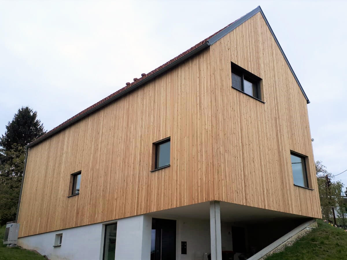 Laerchenholzfassade klassisch modern Sixt Holzbau