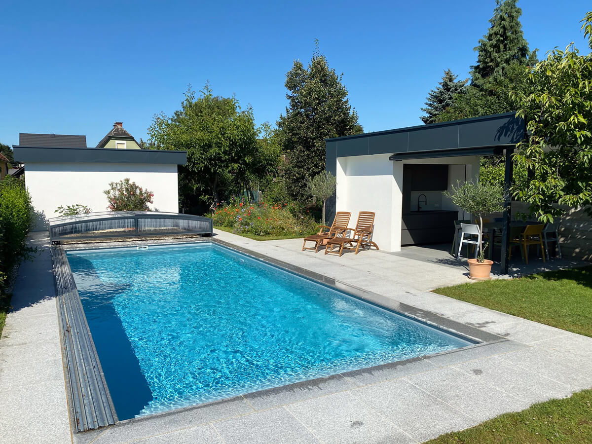 Poolhaus mit Outdoorküche, in Vollholz verputzt und mit Fassadenplatten